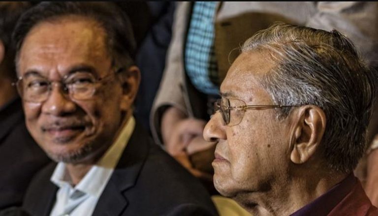 “Siapa yang cari gaduh? Dia fitnah saya berpuluh tahun, dah jadi PM pun masih teruskannya” – Tun M