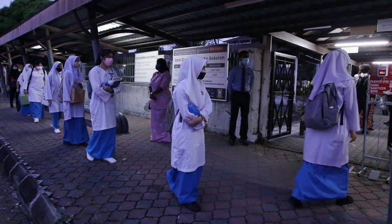 Lebih 2 juta pelajar sekolah menengah kembali ke persekolahan bersemuka