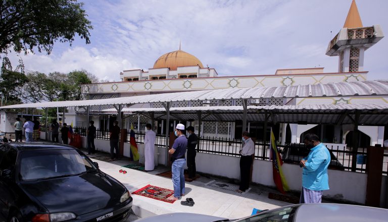 PKP: Solat Jumaat di luar pagar masjid