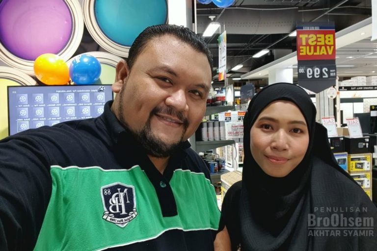 Orang gaji pun kita bayar, inikan pula isteri. Kalau duit selalu tak cukup, mulakan dengan beri isteri belanja bulanan.