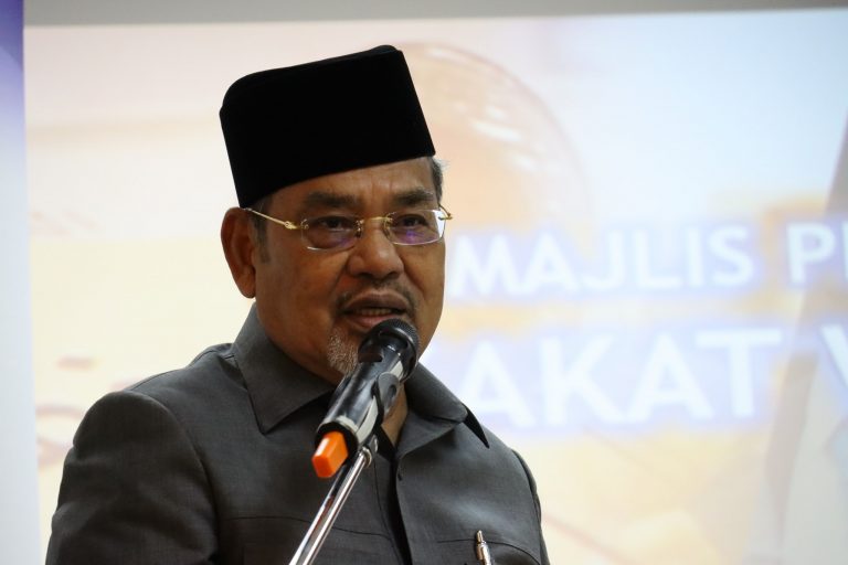 Tajuddin Rahman pula positif, minggu lalu duduk sebelah Nazri Aziz