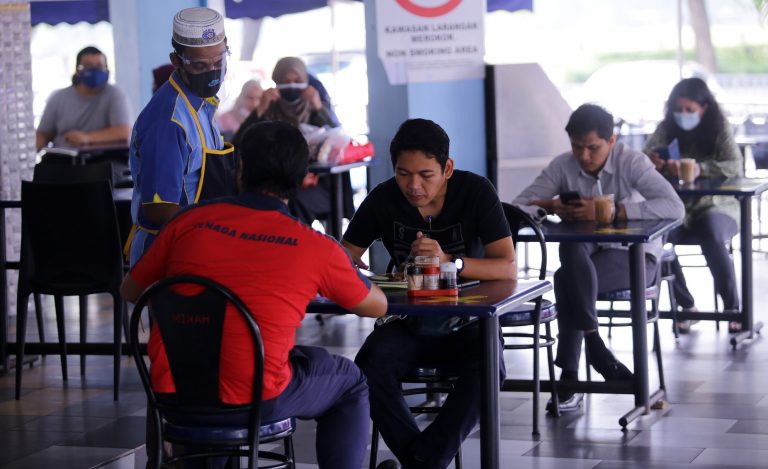 Hanya individu vaksinasi lengkap boleh ‘dine-in’, peraturan MKN tidak dikemaskini – Khairy