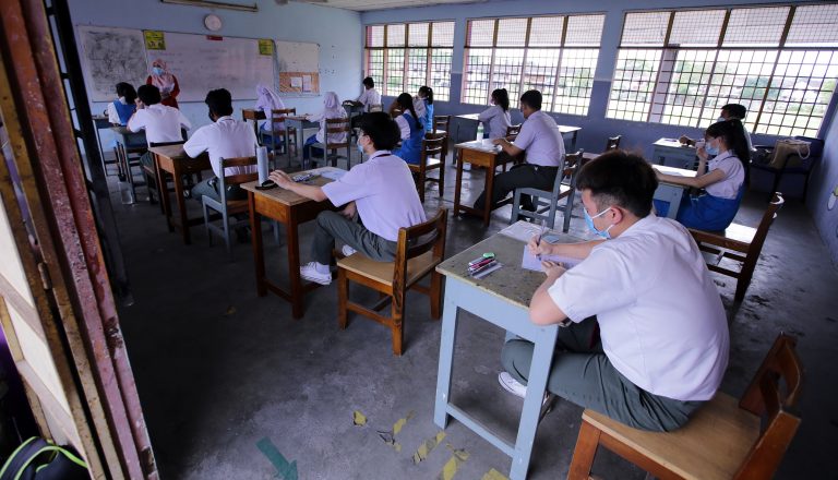 PELAJAR sedang menduduki peperiksaan SPM. - Gambar hiasan