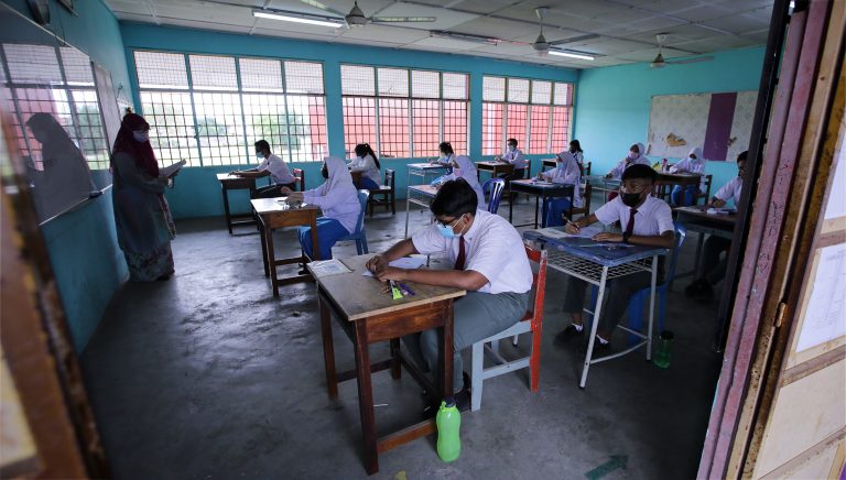 SERAMAI 11,713 calon Sijil Pelajaran Malaysia (SPM) 2023 berjaya memperoleh keputusan cemerlang iaitu semua A dalam semua mata pelajaran sama ada Gred A+, A atau A-. GAMBAR: Abd Razak Aid