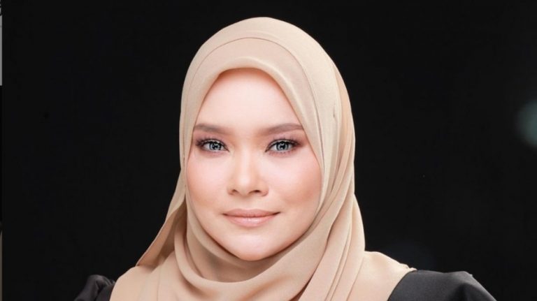 “Anugerah ini tidak mengubah siapa diri ini…saya masih Nora Ariffin yang sama” – Nora terima gelaran Datuk