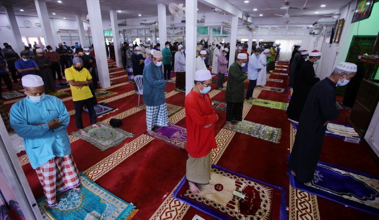 Pahang benar individu belum vaksin hadir solat Jumaat, fardu
