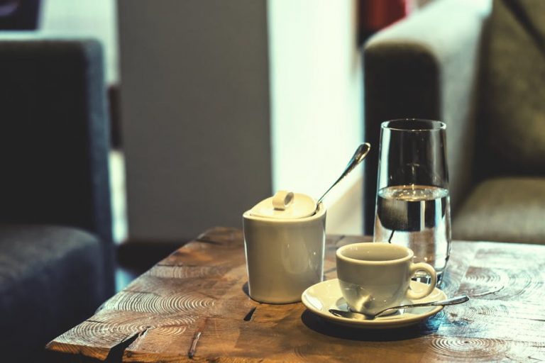 Minum air yang ada semut hukumnya najis