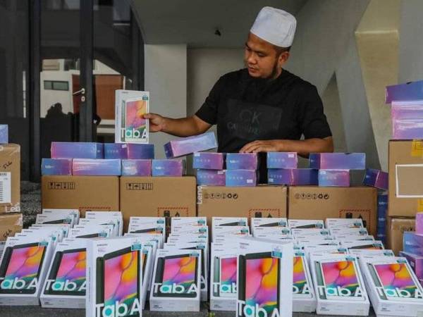 “Terima kasih TMJ, wang sumbangan digunakan beli 500 tablet untuk pelajar” – Ebit Lew