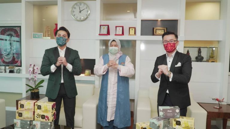 Izzue Islam serah 10,000 pelitup muka kepada golongan kurang mampu