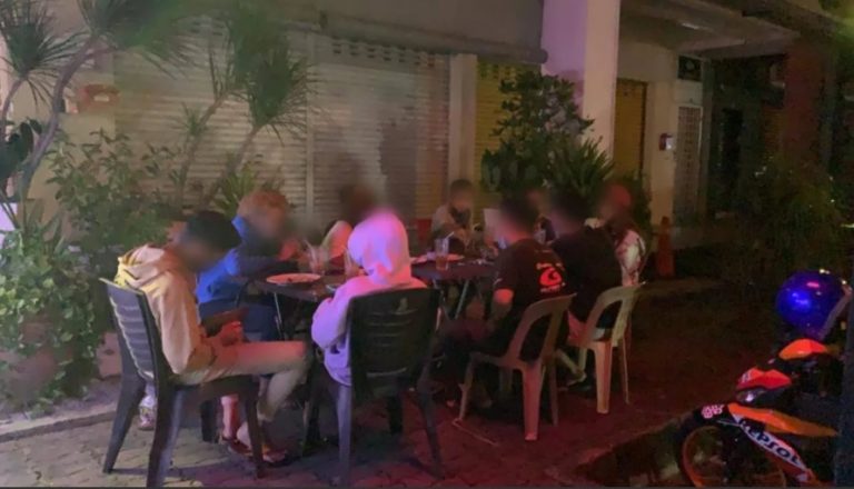 Apa dah jadi? Restoran tiada lesen beroperasi, benarkan 10 orang makan semeja!