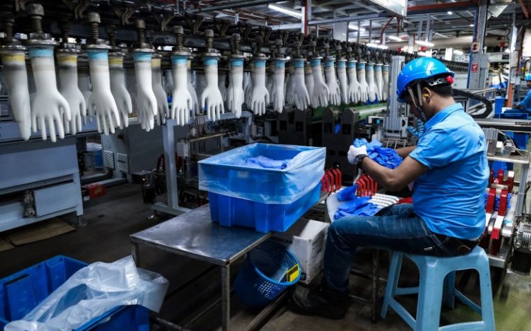 PEMANDANGAN di salah sebuah kilang sarung tangan. - Gambar BLOOMBERG