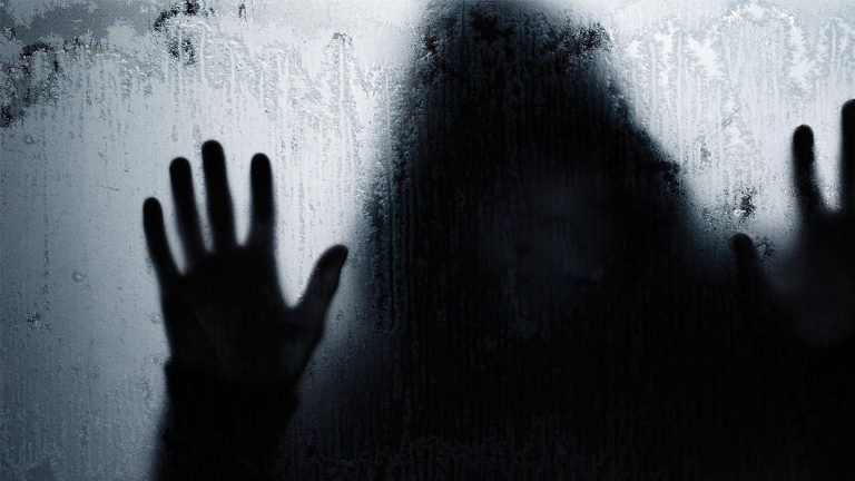 Misteri malam Ramadan: Wanita tua berjubah hitam di masjid