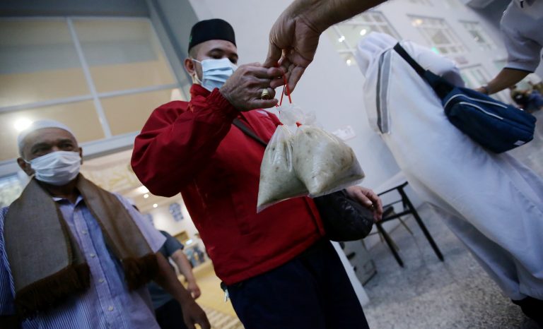 Kelantan benar saf solat rapat, jamuan buka puasa secara bungkus