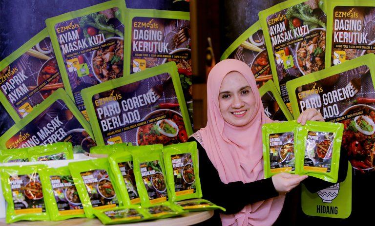 CSR Amal Qaseh Ezmeals X UtusanTV agih pek makanan di Kompleks Campbell