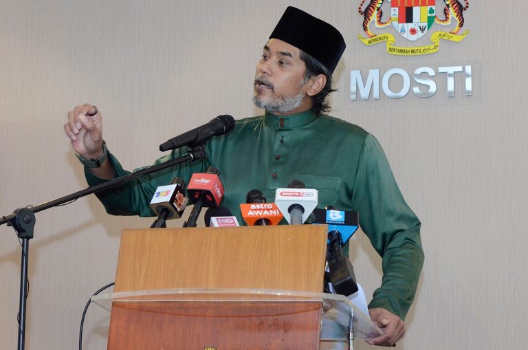 Vaksin AstraZeneca dibuka tengah hari esok untuk bawah 60 – KJ