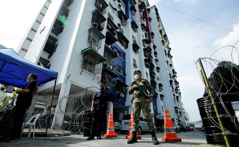 Anggota Polis Diraja Malaysia (PDRM) bersama Anggota Angkatan Tentera Malaysia (ATM) mengawal pintu masuk flat berikutan Perintah Kawalan Pergerakan Diperketatkan (PKPD) mulai 23 mei hingga 5 jun di Projek Perumahan Rakyat (PPR) Kampung Limau, Pantai Dalam, hari ini. GAMBAR: Abd Razak Aid