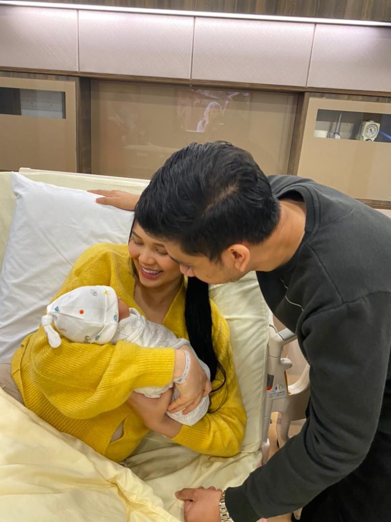 Ain Edruce & suami timang bayi perempuan