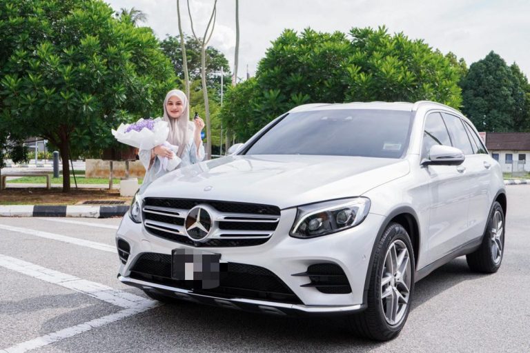 Baju ‘laku keras’, Datin Ezan terima hadiah kereta mewah