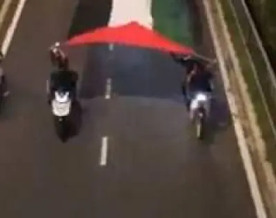Bawa bendera Palestin