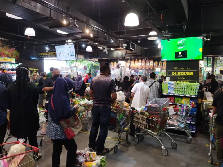 Hampir sejuta rakyat berbelanja RM50 juta pada hari pertama pelaksanaan SARA