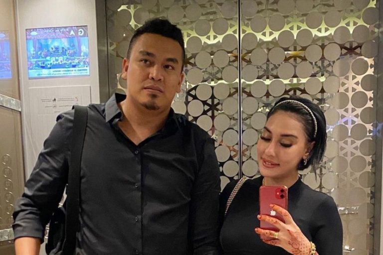 Zarina Anjoulie dakwa didera mental & dipukul bekas suami