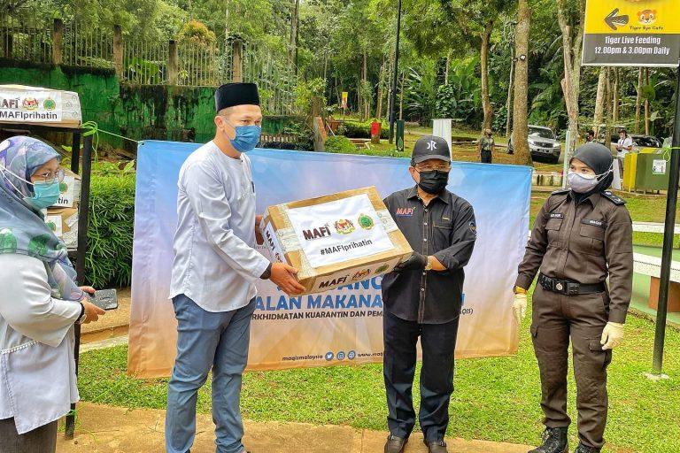 3 tan ayam rampasan Maqis jadi rezeki haiwan Zoo Melaka