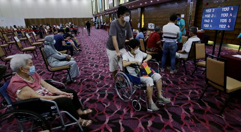 Petugas positif, penerima vaksin di IDCC Shah Alam diminta buat penilaian kendiri