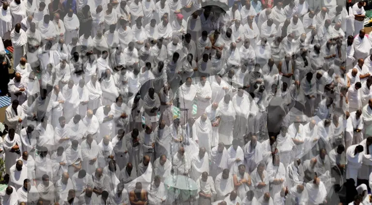 Sujudnya lama, muncul tiba-tiba. Lelaki hitam itu wali Allah? Atau…