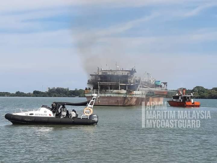 11 kru terselamat, kapal korek terbakar