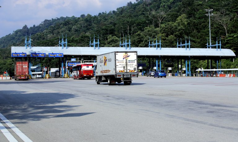 Aliran trafik di kebanyakan lebuh raya utama lancar pagi ini
