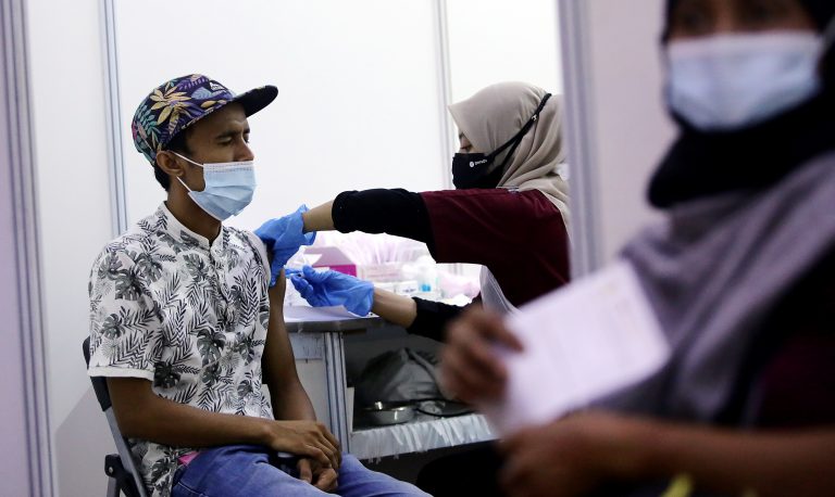 Lebih 50 peratus populasi Malaysia lengkap terima vaksin