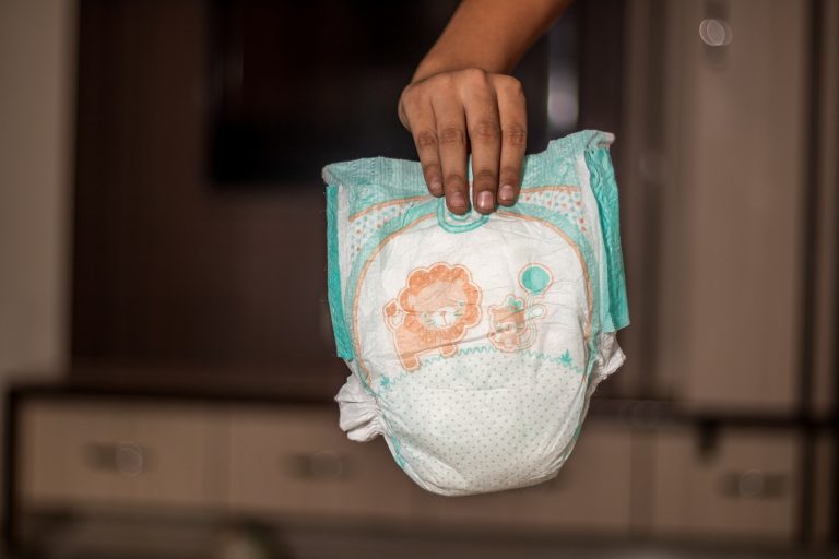 Selamat tinggal lampin pakai buang. Latih anak ke tandas