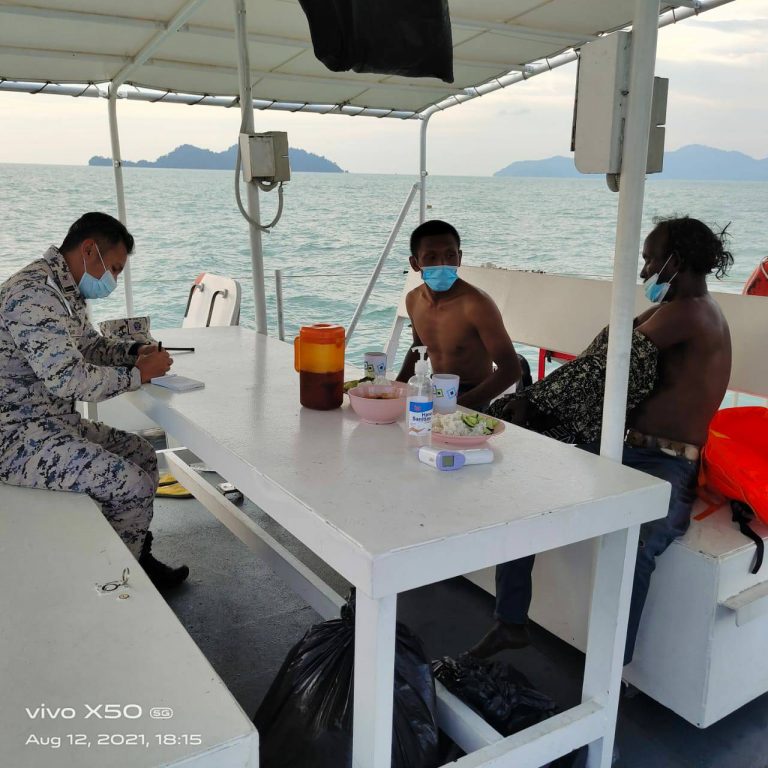 Dua nelayan berpaut pada bot terbalik selama 4 jam diselamatkan Maritim Malaysia