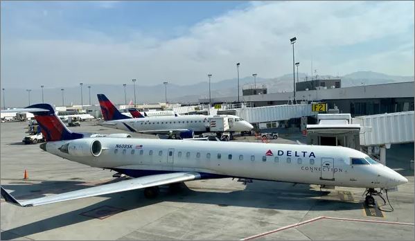 Pekerja Delta Airlines enggan divaksin dikenakan caj insurans tambahan