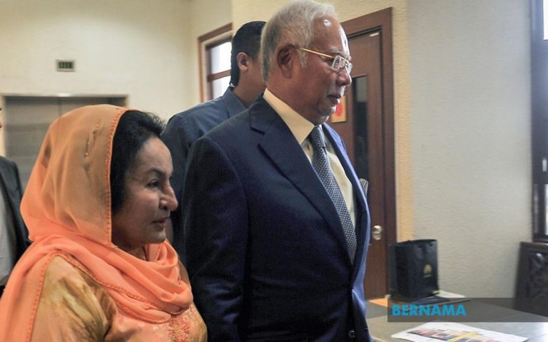 Kerajaan gagal lucut hak barang kemas, jam dan beg tangan bernilai RM80 juta milik Najib, Rosmah