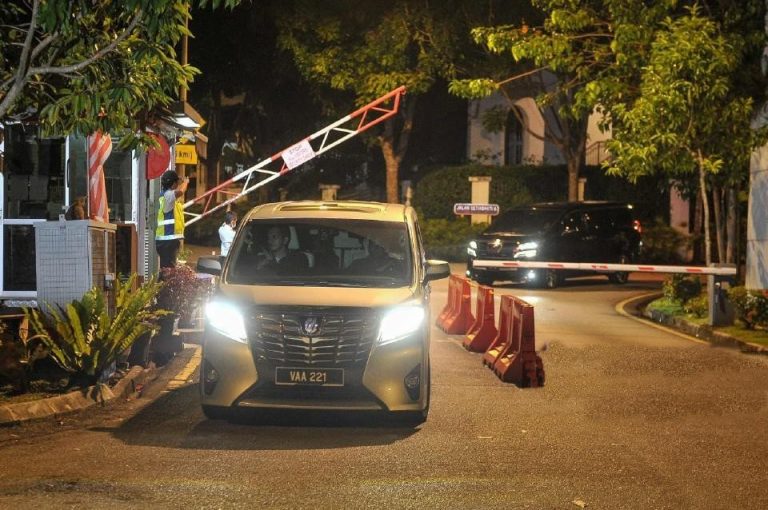 TPM, Peguam Negara dan menteri kanan antara hadir di kediaman Muhyiddin malam ini