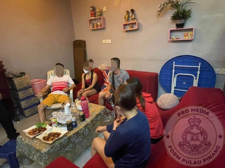 Di depan salon tapi di belakang  tawar khidmat seks
