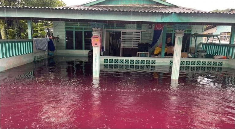 Penduduk gempar rumah dinaiki air banjir merah