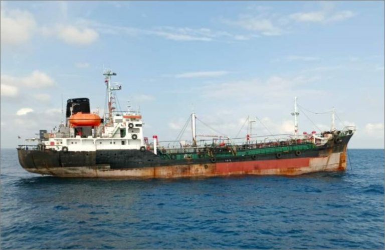 Kapal tangki asing bersauh secara haram ditahan