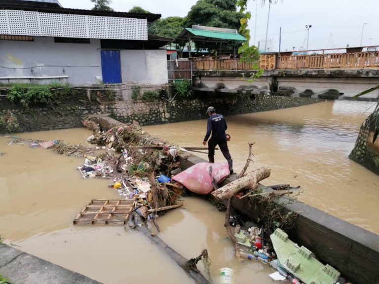Sultan Johor kesal sikap masyarakat buang sampah dalam sungai