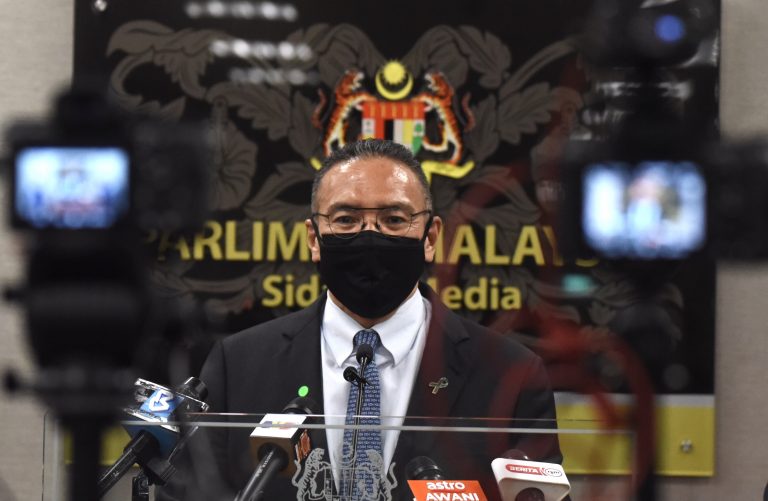 Peralihan ke endemik ditangguhkan ekoran Omicron – Hishammuddin