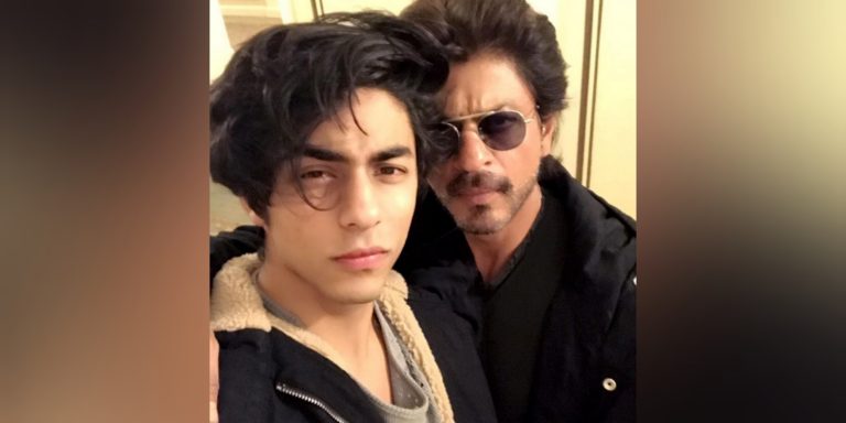 25 hari meringkuk dalam penjara, anak Shah Rukh Khan dibebaskan. Peminat kumpul depan rumah bersorak gembira