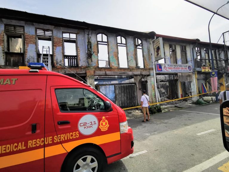48 rumah, 8 kedai musnah dalam kebakaran dahsyat di Karak
