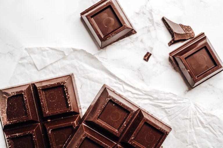 Coklat hitam kaya antioksidan. Ini antara manfaat coklat yang wajib korang tahu