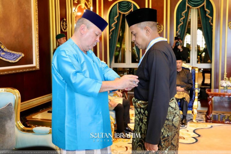 Sultan Johor kurnia DMIJ kepada 4 individu termasuk Ayob Khan