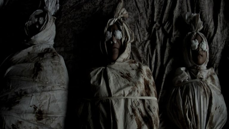 mayat bertukar pocong