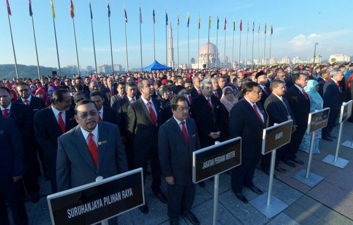 KEPUTUSAN berkenaan struktur gaji baharu penjawat awam dijangka diumumkan semasa pembentangan Belanjawan 2025 tahun ini.