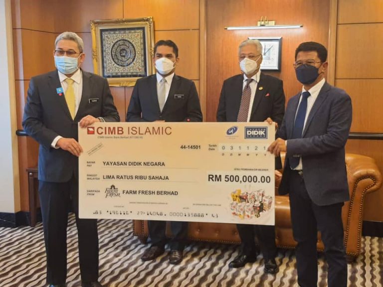 PM terima sumbangan RM500,000 Farm Fresh untuk Yayasan Didik Negara