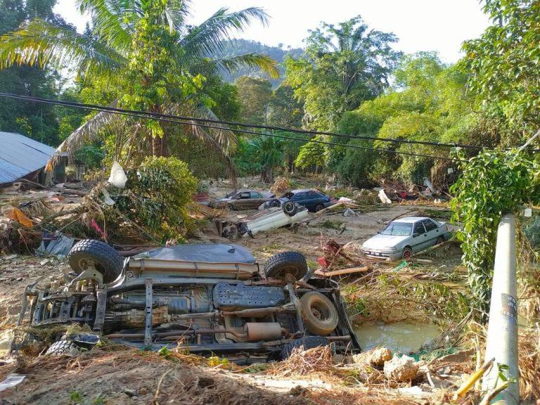“Ya Allah…kampung aku,” –  Sungai Lui terputus bekalan, penduduk kampung mohon bantuan segera. Laluan masuk rosak teruk