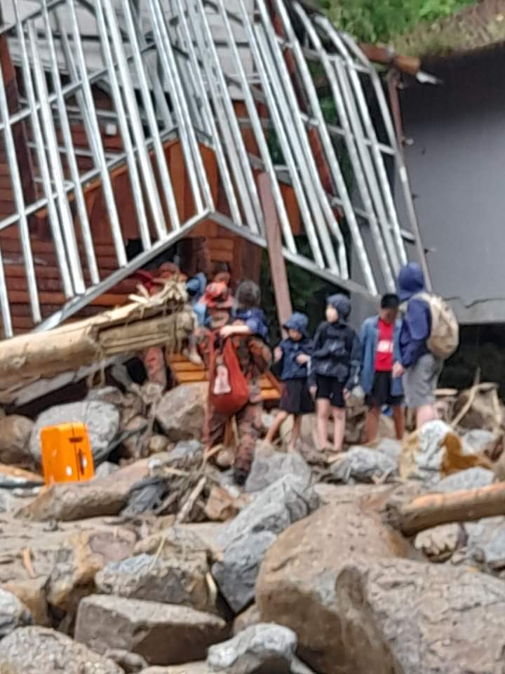 Chalet dilanda banjir lumpur, tiga hilang, 32 selamat